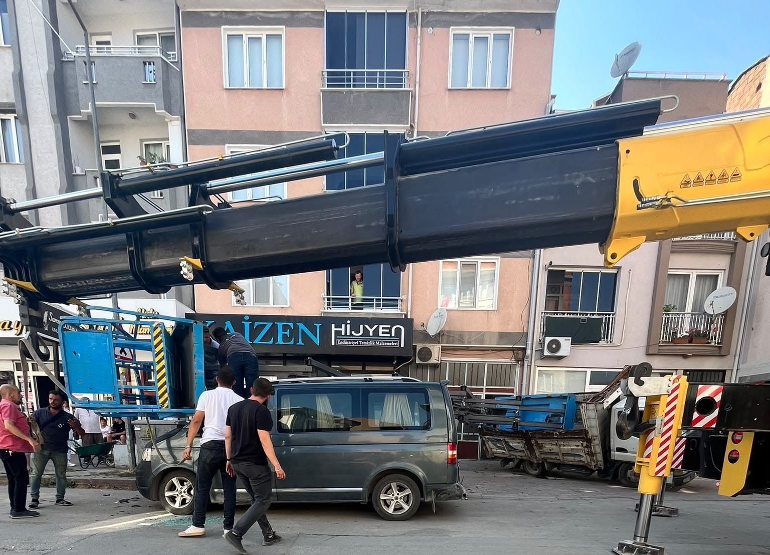 Yük asansörü minibüsün üzerine böyle devrildi