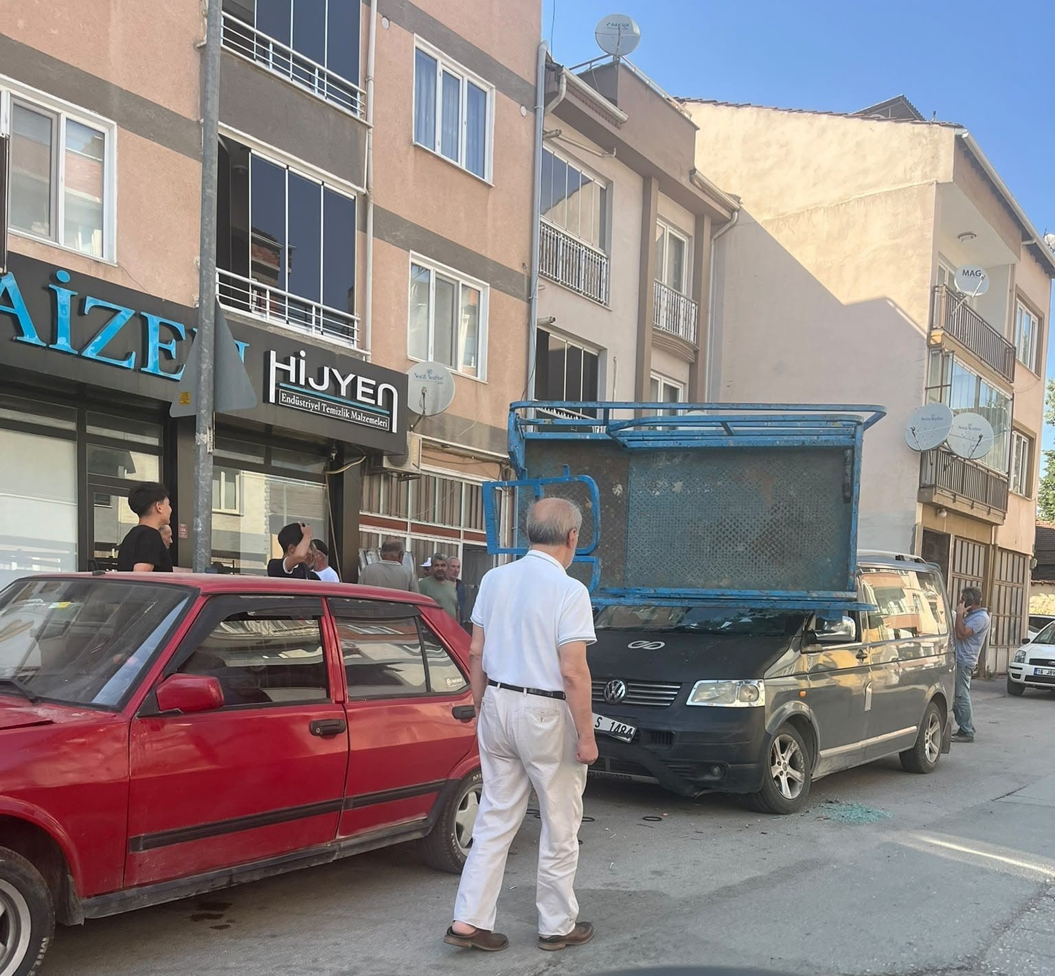 Yük asansörü minibüsün üzerine böyle devrildi