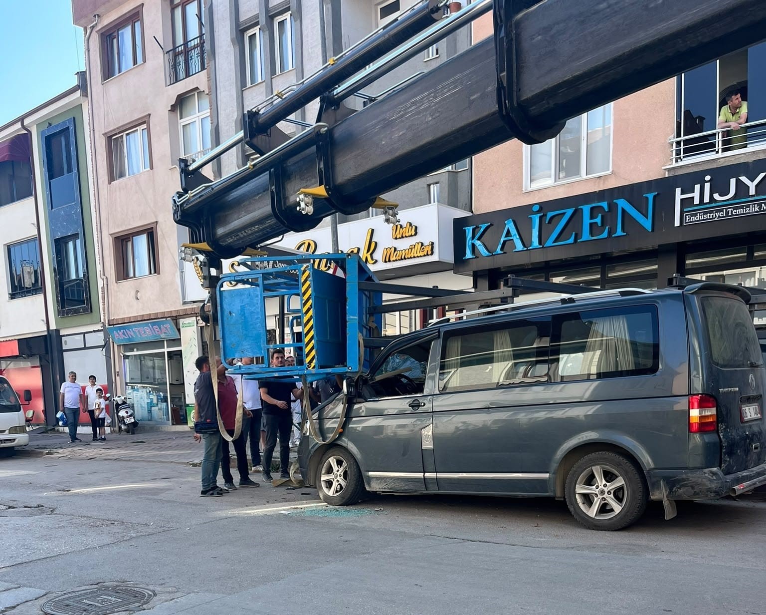 Yük asansörü minibüsün üzerine böyle devrildi
