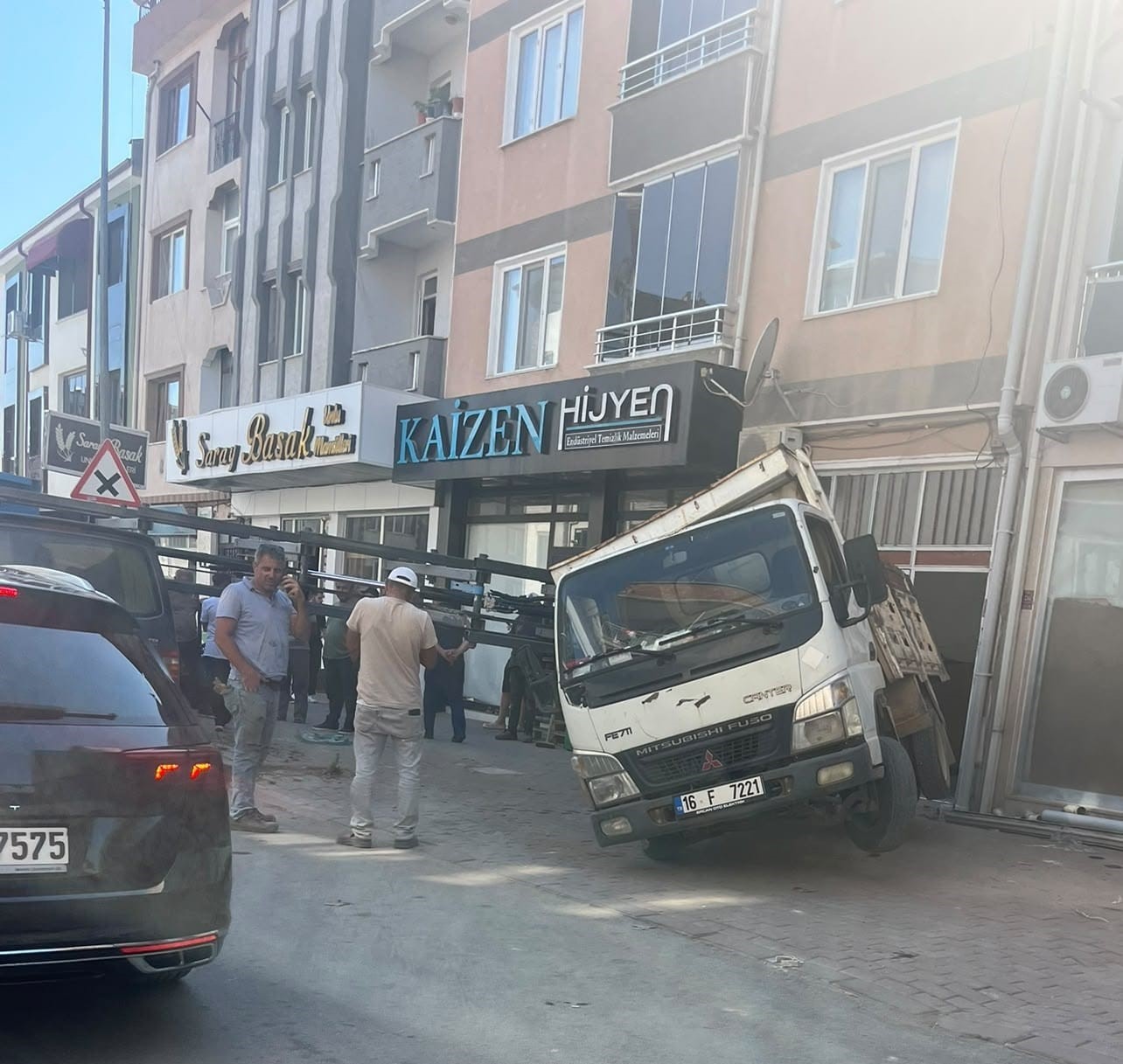 Yük asansörü minibüsün üzerine böyle devrildi