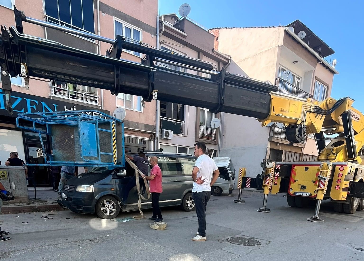 Yük asansörü minibüsün üzerine böyle devrildi