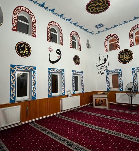İmamın sanat sevgisi camiye yansıdı