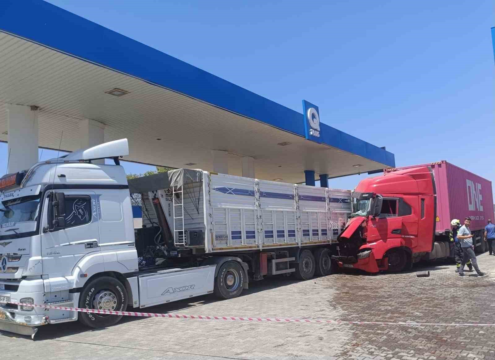 Baygınlık geçiren tır şoförü istasyonda yakıt alan başka bir tıra çarptı