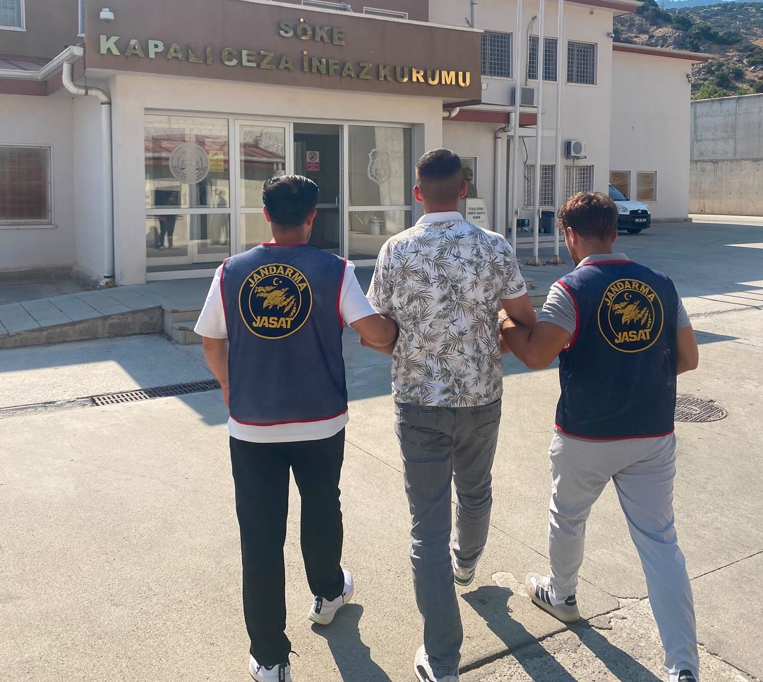 Kuşadası’nda 20 yıl hapis cezası ile aranan şahıs yakalandı