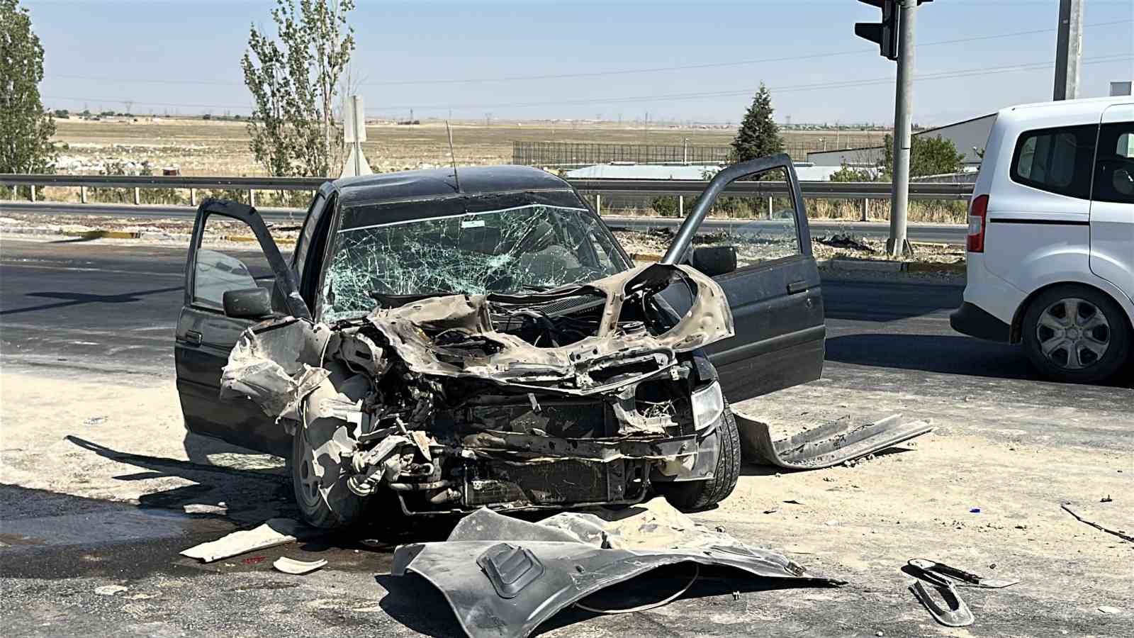 Aksaray’da otomobil vince arkadan çarptı: 3 yaralı