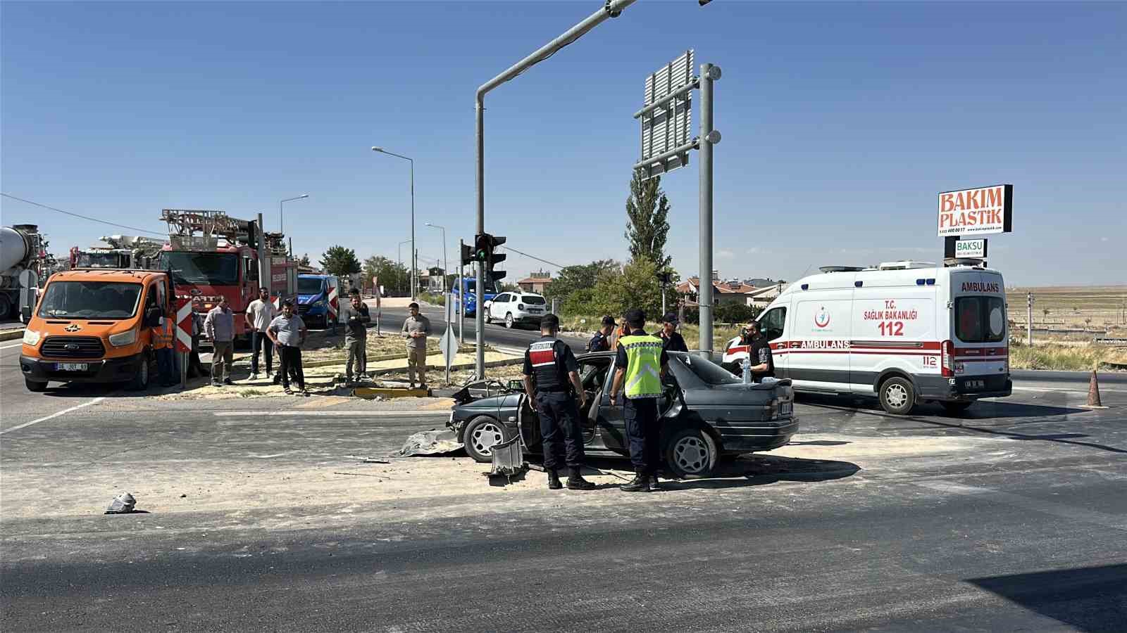 Aksaray’da otomobil vince arkadan çarptı: 3 yaralı