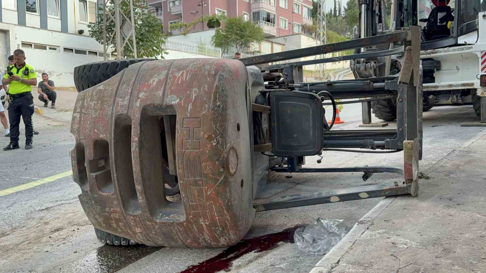 Forklift rampa aşağı inerken devrildi: 1’i ağır 2 yaralı
