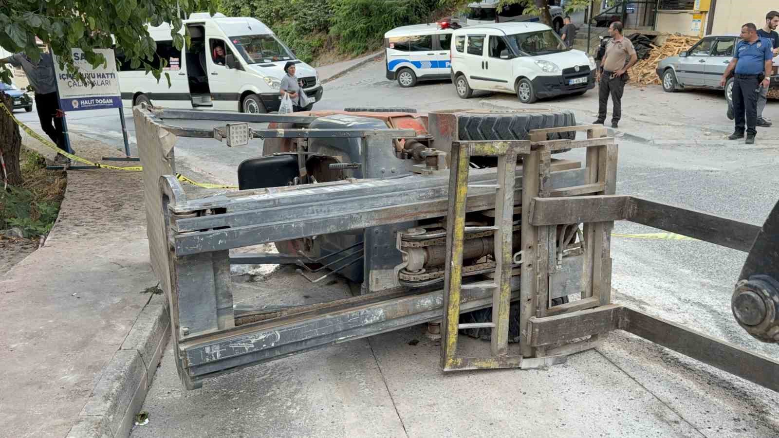 Forklift rampa aşağı inerken devrildi: 1’i ağır 2 yaralı