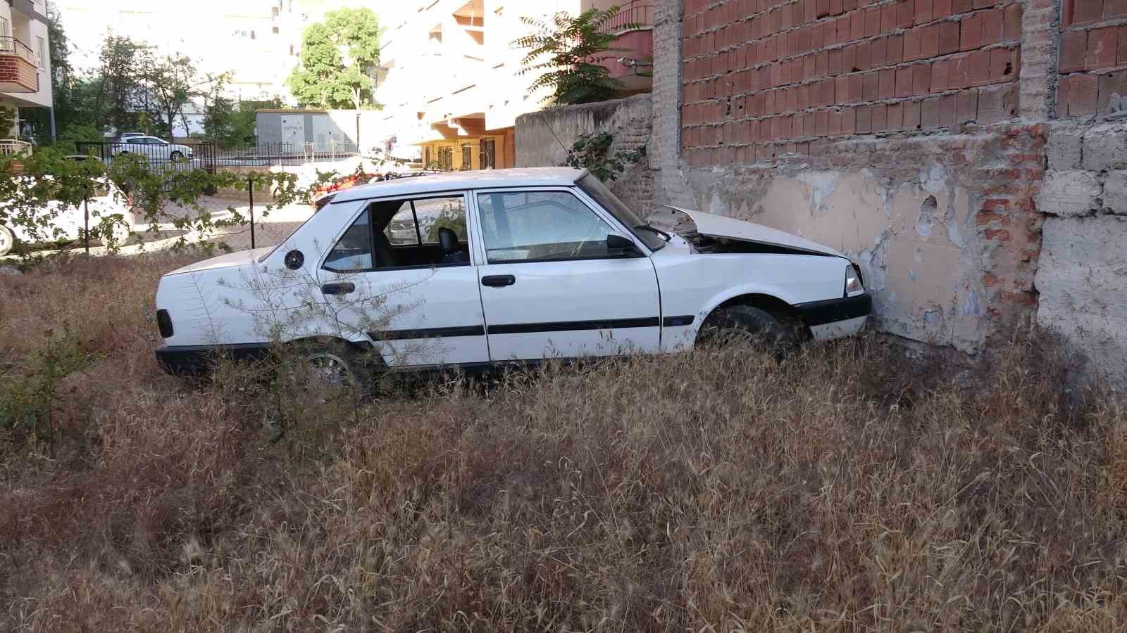 Duvara çarpan otomobilin sürücüsü kayıplara karıştı