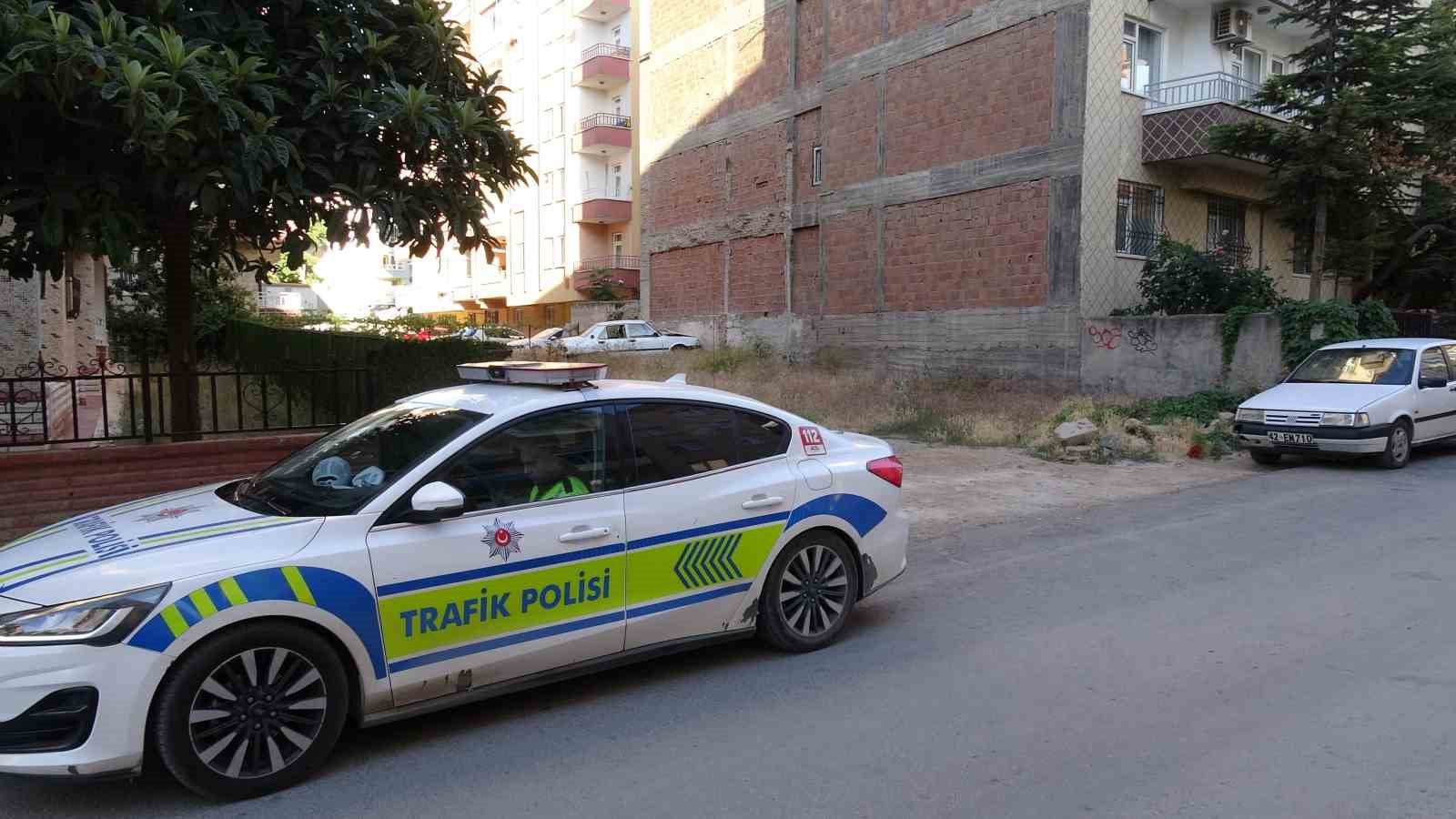 Duvara çarpan otomobilin sürücüsü kayıplara karıştı