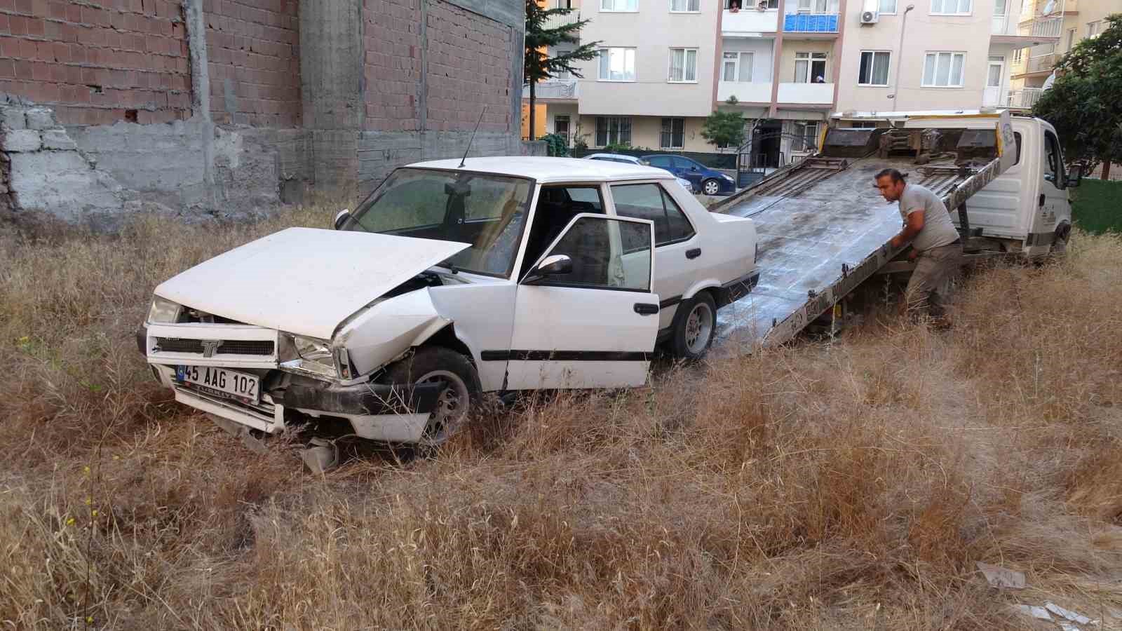 Duvara çarpan otomobilin sürücüsü kayıplara karıştı