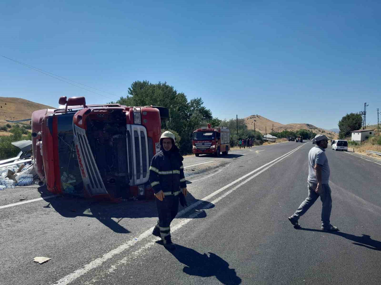 Elazığ’da su yüklü tır yan yattı: 1 yaralı