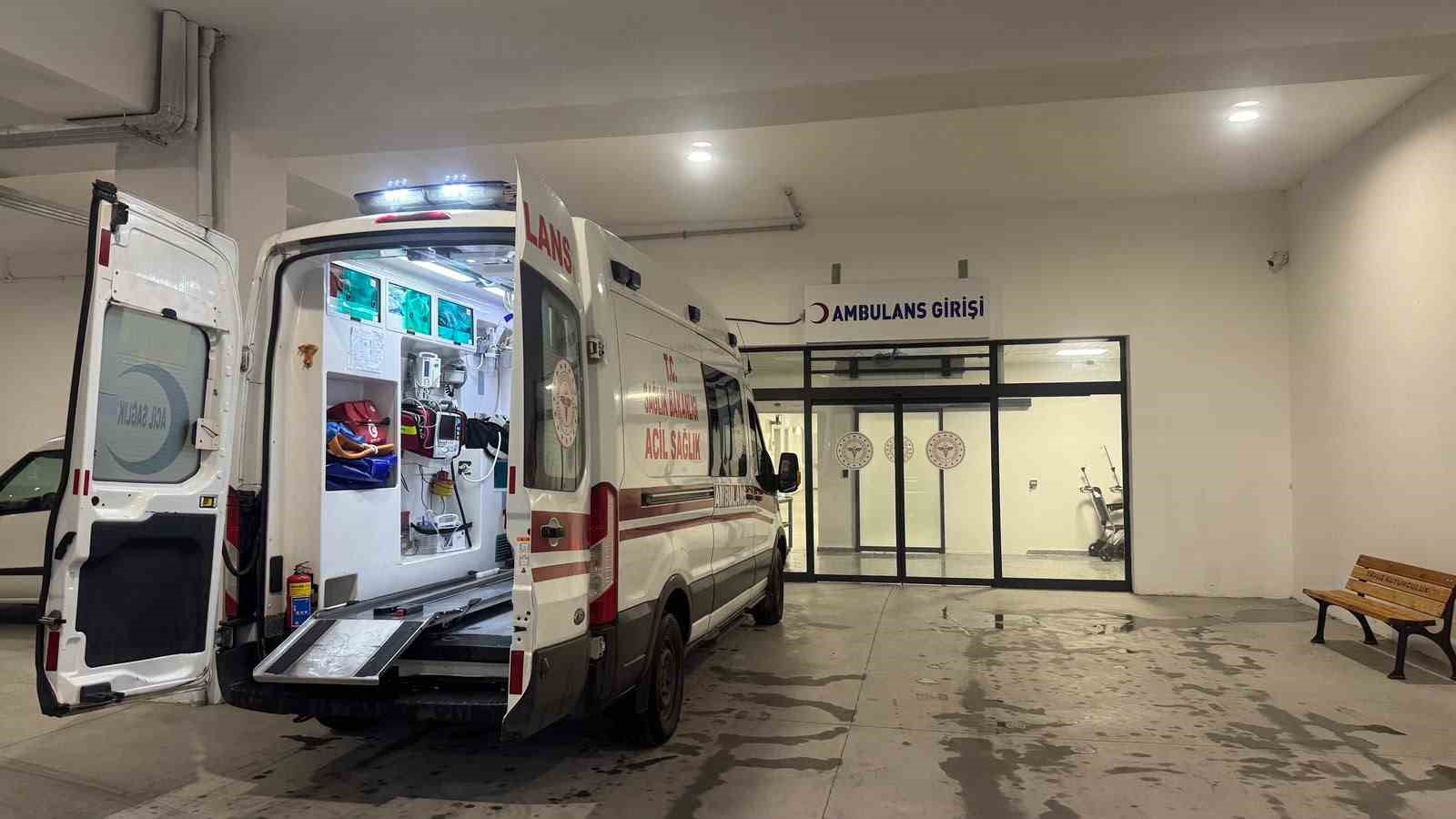 Yılan, bahçeye inen adamın ayağına saldırdı