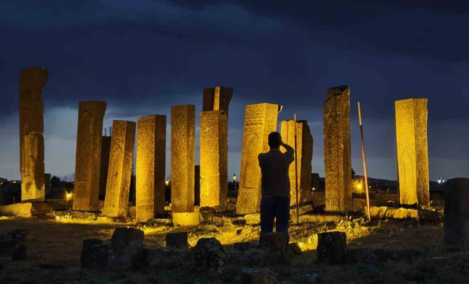 Ahlat Selçuklu Meydan Mezarlığı’nda Gece Müzeciliği’ne yoğun ilgi