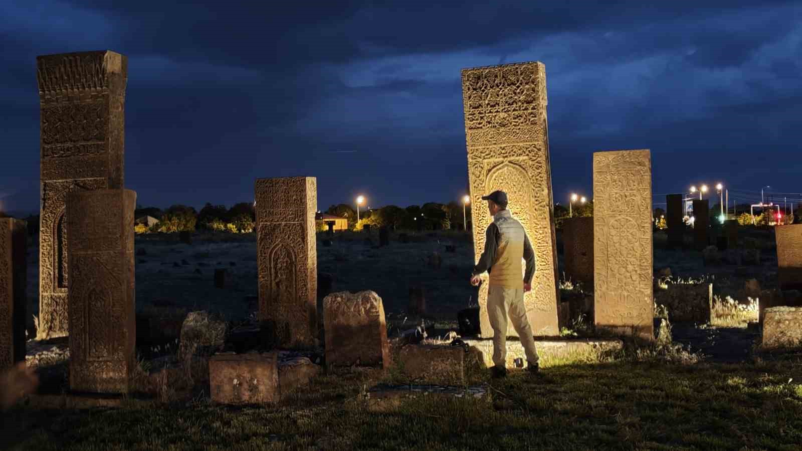 Ahlat Selçuklu Meydan Mezarlığı’nda Gece Müzeciliği’ne yoğun ilgi