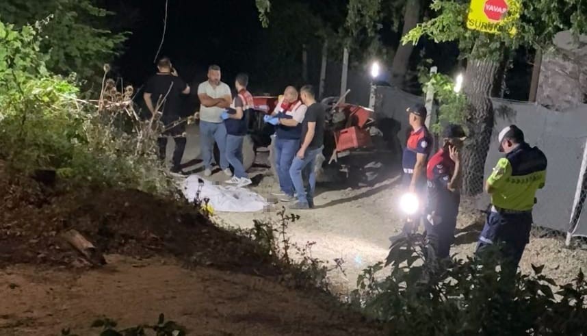 Devrilen traktörün sürücüsü hayatını kaybetti