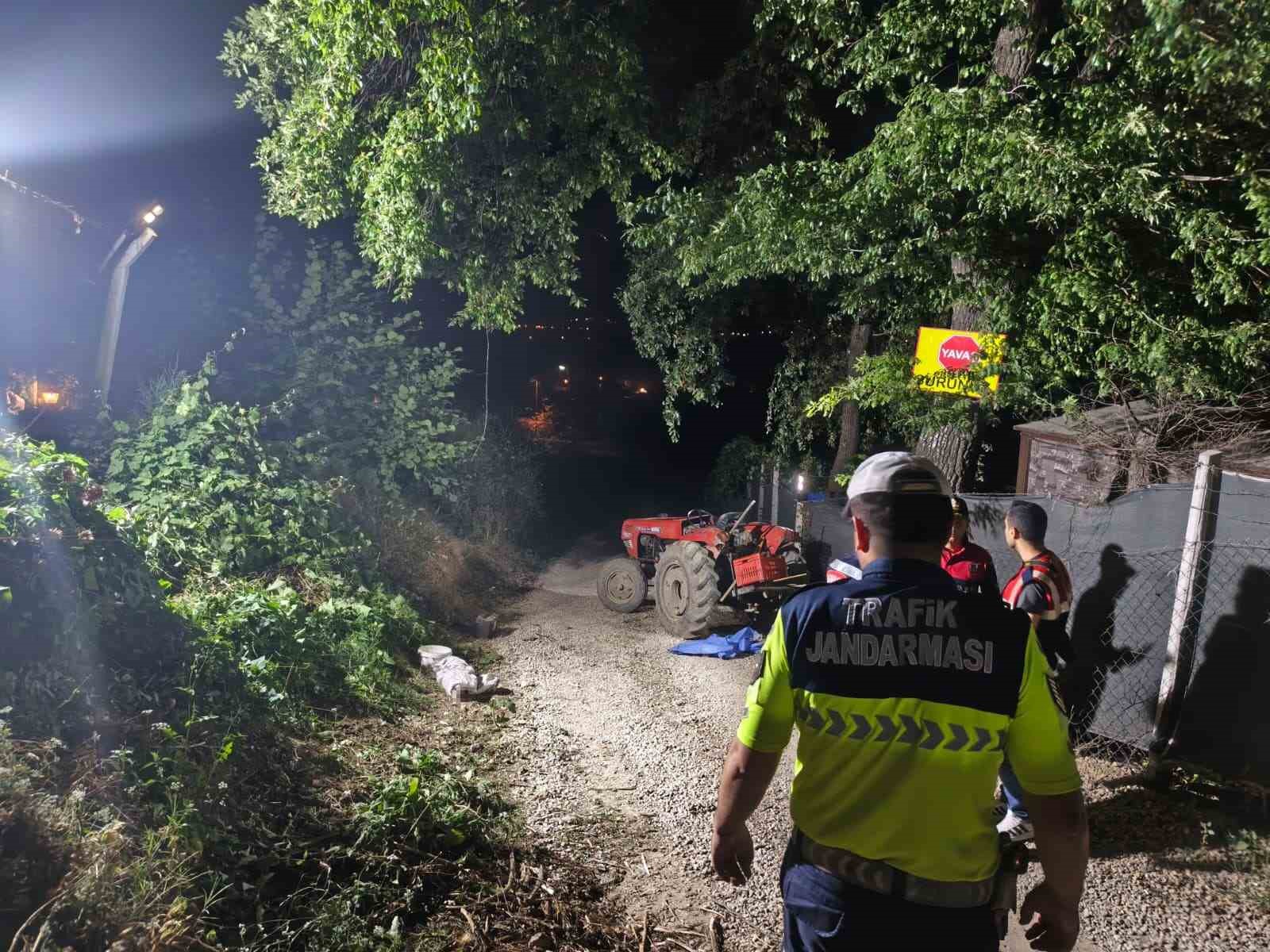 Devrilen traktörün sürücüsü hayatını kaybetti