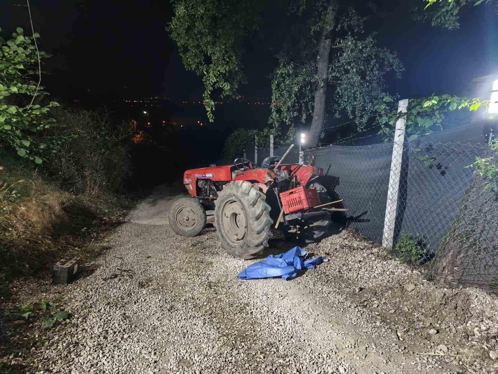 Devrilen traktörün sürücüsü hayatını kaybetti