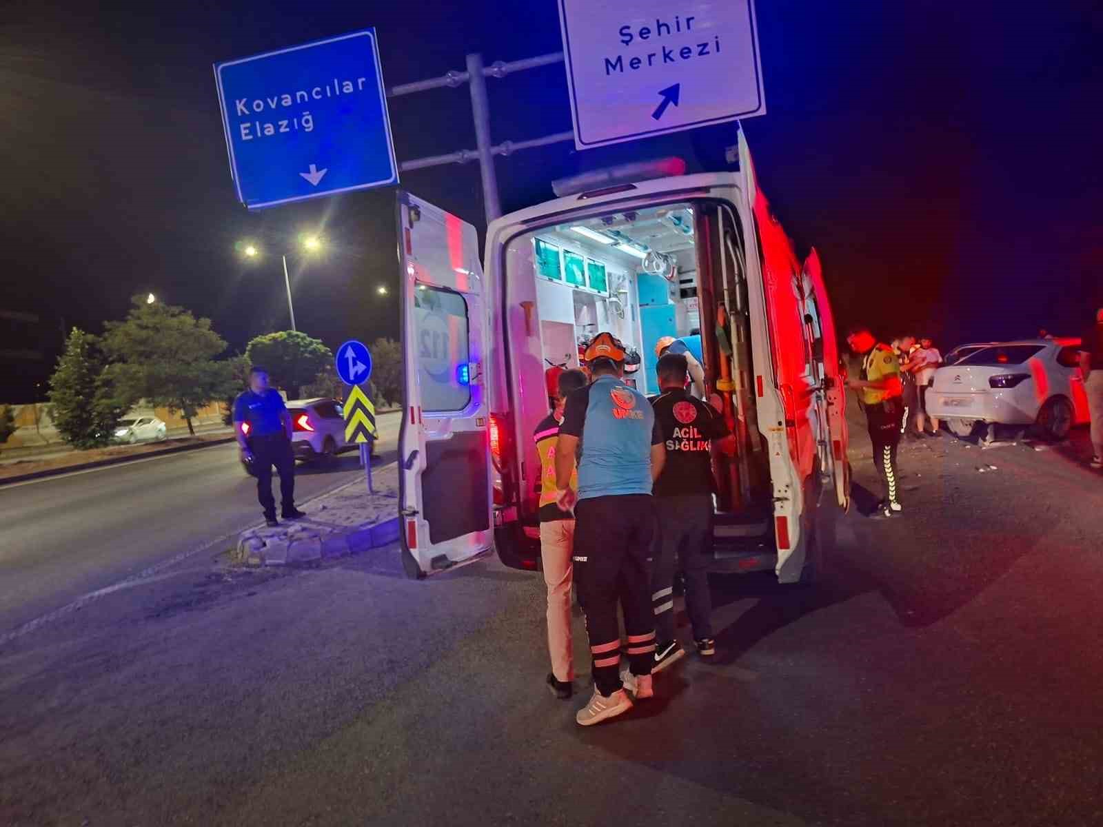 Bingöl’de iki otomobil çarpıştı: 2 yaralı