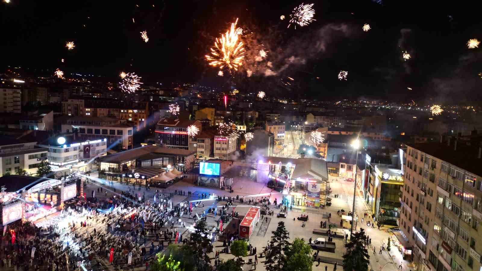 Çorum’da festival coşkusu havai fişek gösterisiyle zirveye çıktı