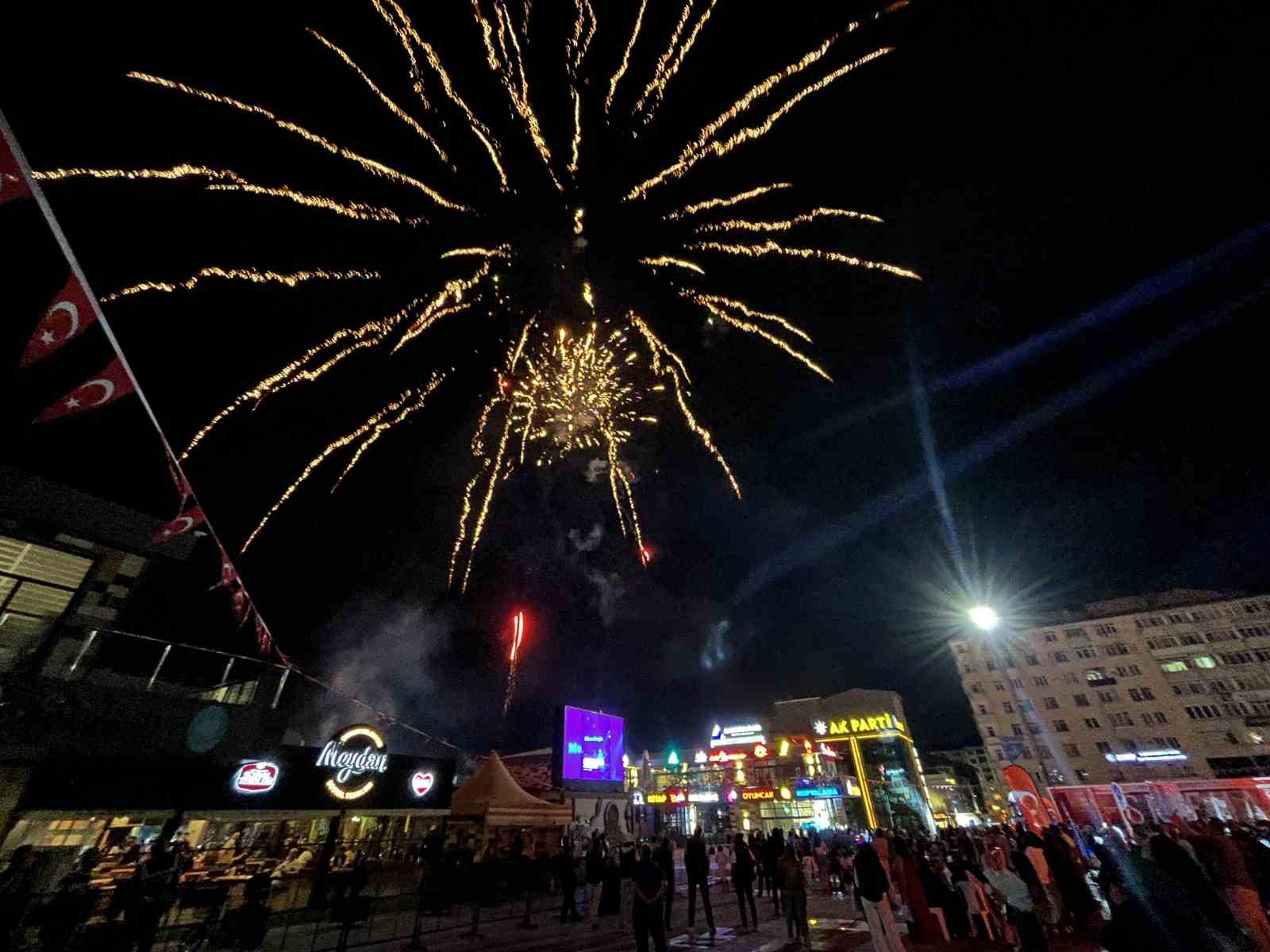 Çorum’da festival coşkusu havai fişek gösterisiyle zirveye çıktı