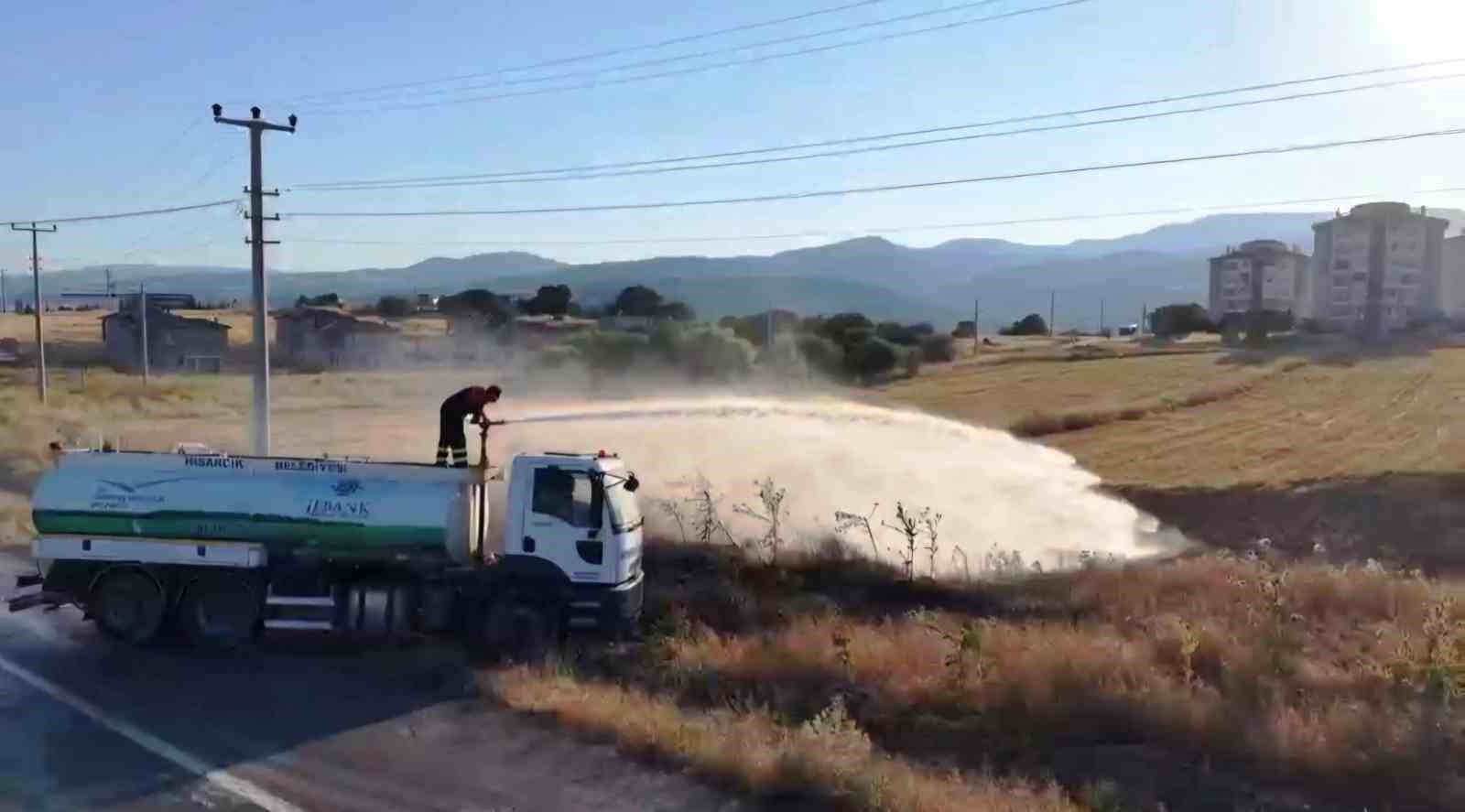 Emet’te arazi yangını korkuttu: Bir itfaiye eri dumandan etkilendi
