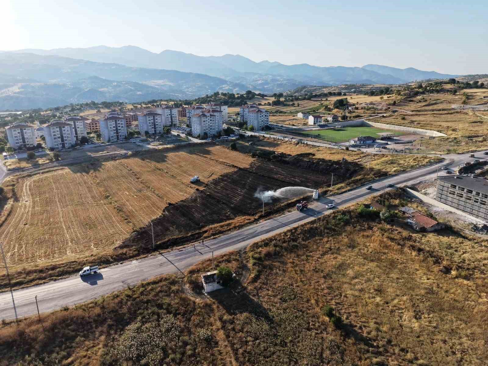 Emet’te arazi yangını korkuttu: Bir itfaiye eri dumandan etkilendi