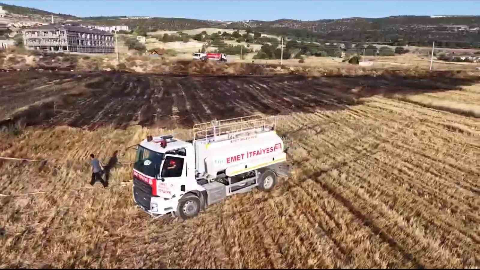 Emet’te arazi yangını korkuttu: Bir itfaiye eri dumandan etkilendi