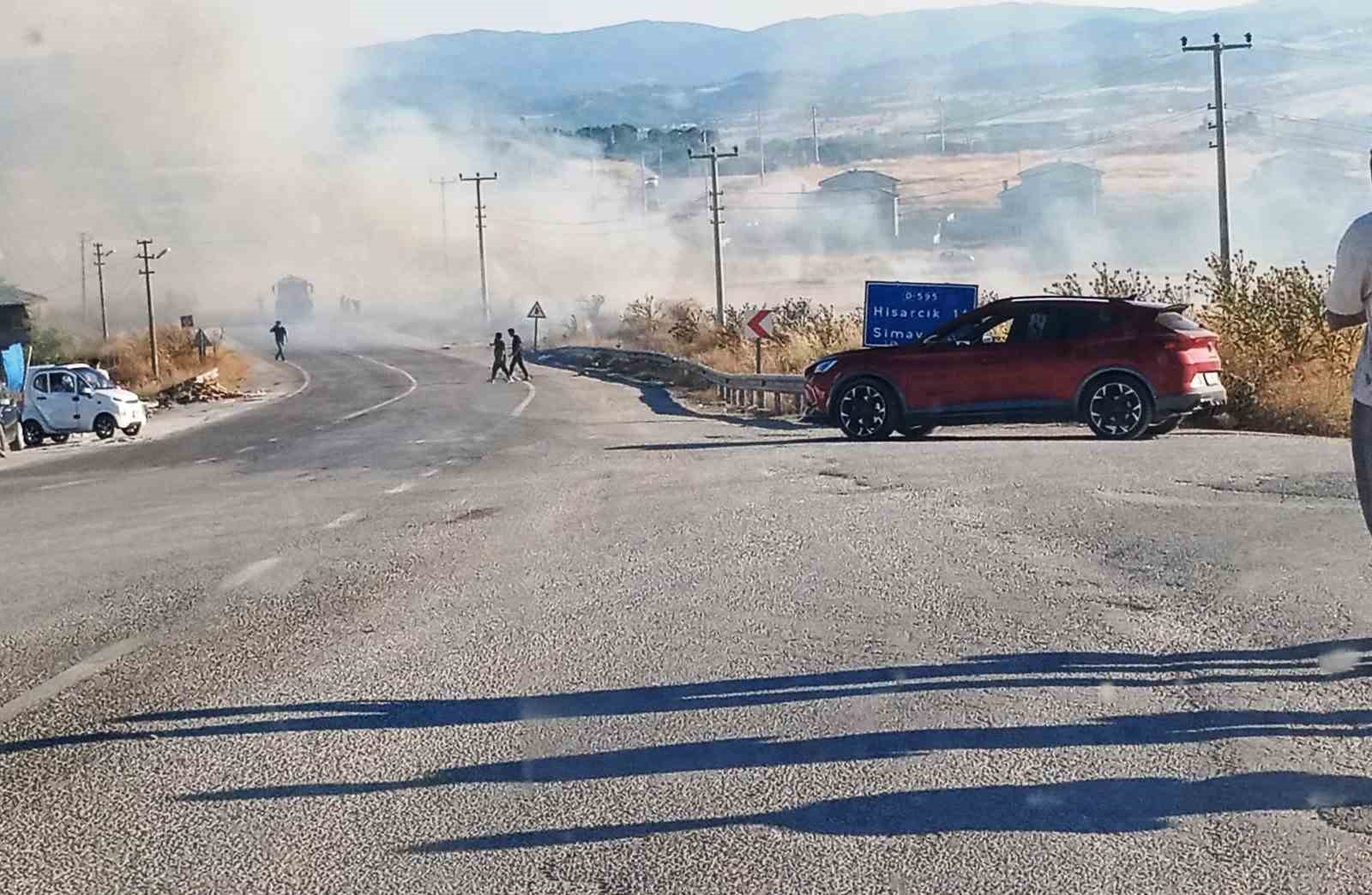 Emet’te arazi yangını korkuttu: Bir itfaiye eri dumandan etkilendi