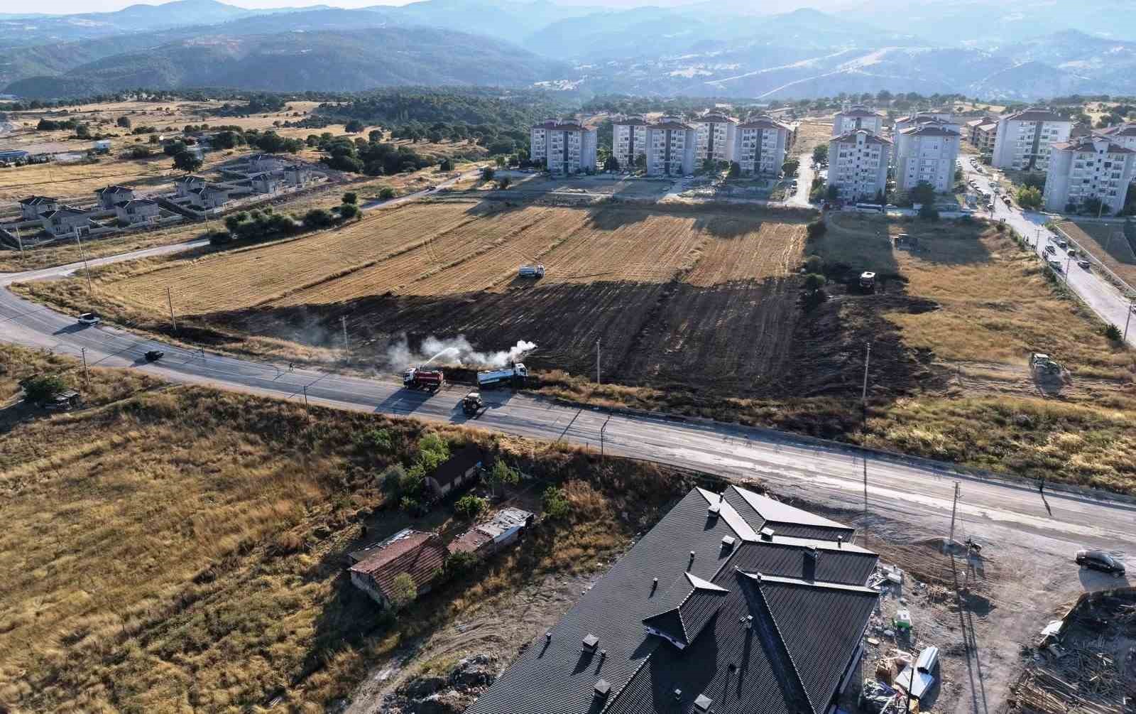 Emet’te arazi yangını korkuttu: Bir itfaiye eri dumandan etkilendi