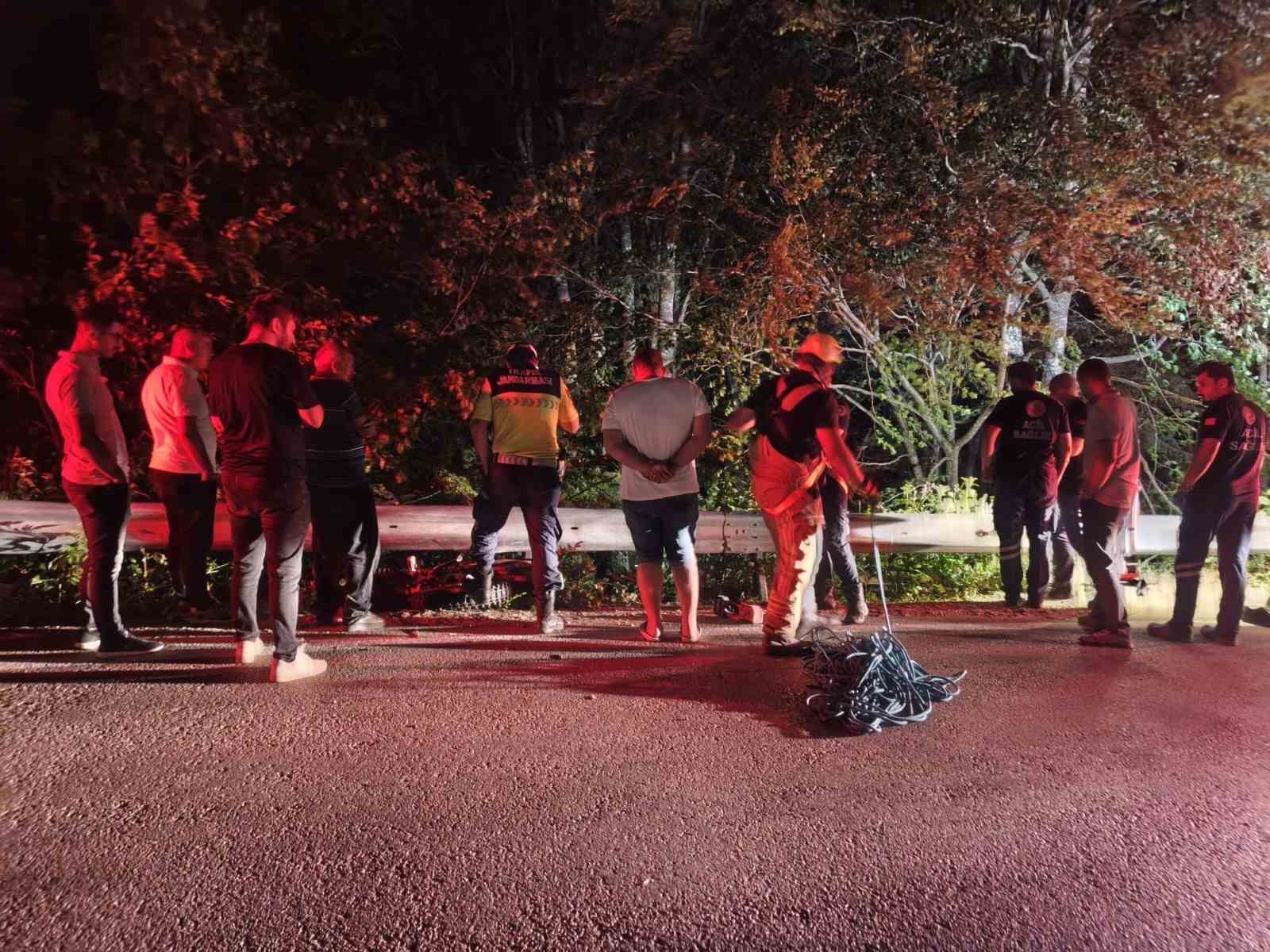 Uçurum kenarında bulunan motosiklet ekipleri harekete geçirdi