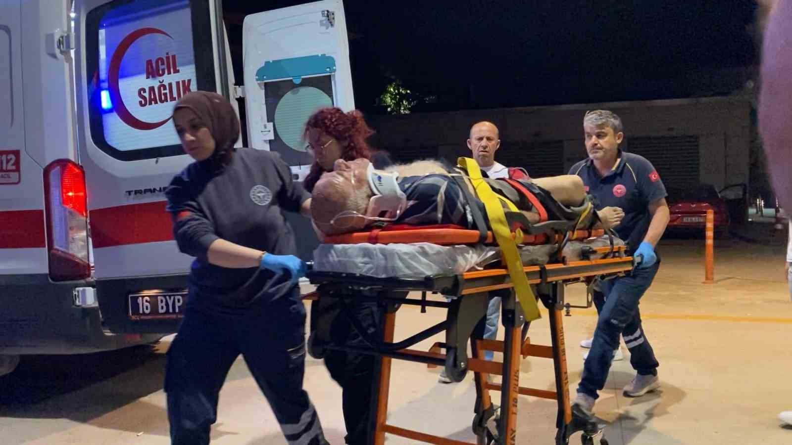 Devrilen traktörün sürücüsü ağır yaralandı