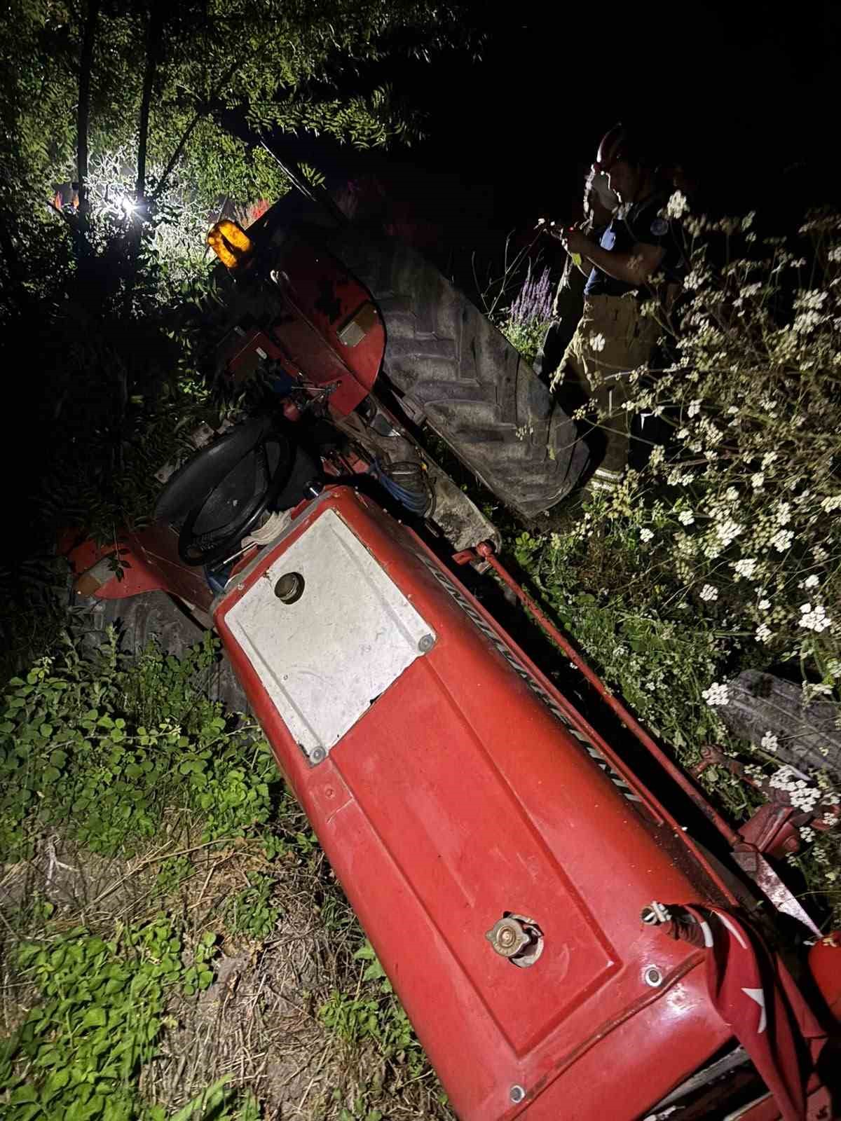 Devrilen traktörün sürücüsü ağır yaralandı