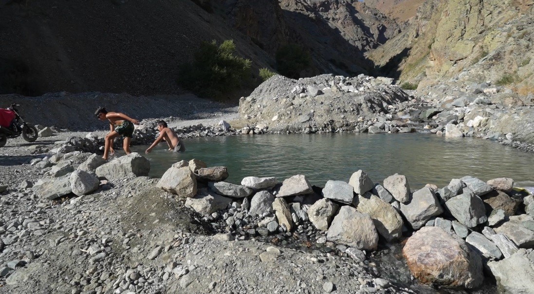 Erzincan’da çocuklar dere üzerinde oluşturdukları doğal havuzda serinliyor