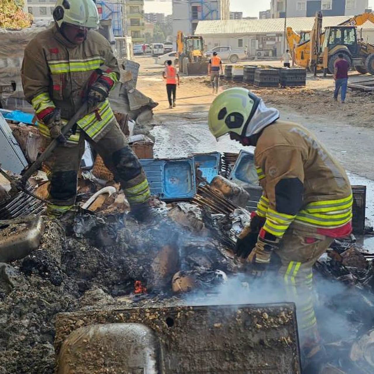 Antakya’da inşaat malzemelerinin bulunduğu alanda yangın çıktı