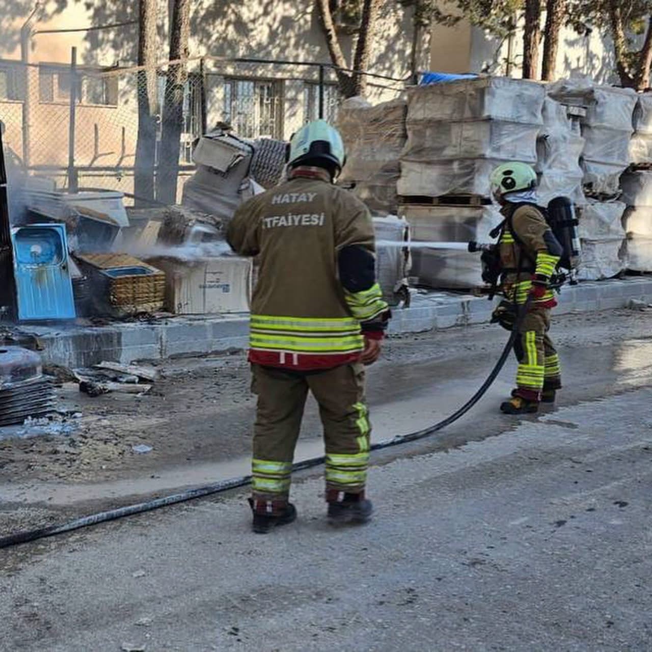 Antakya’da inşaat malzemelerinin bulunduğu alanda yangın çıktı