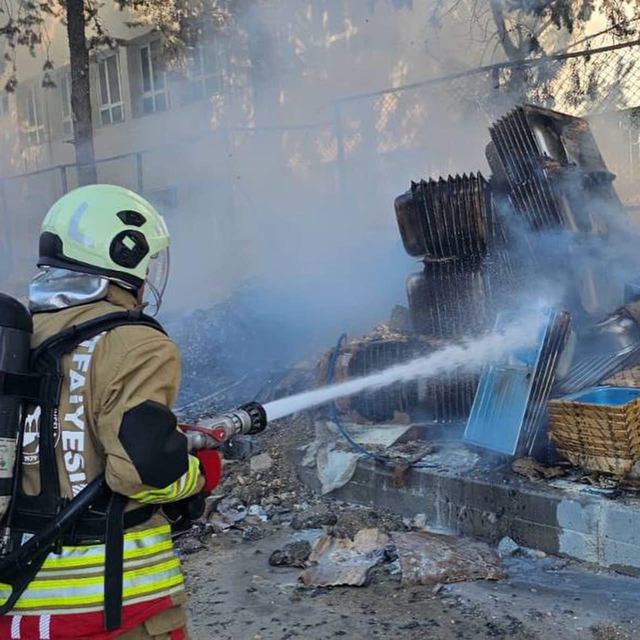Antakya’da inşaat malzemelerinin bulunduğu alanda yangın çıktı