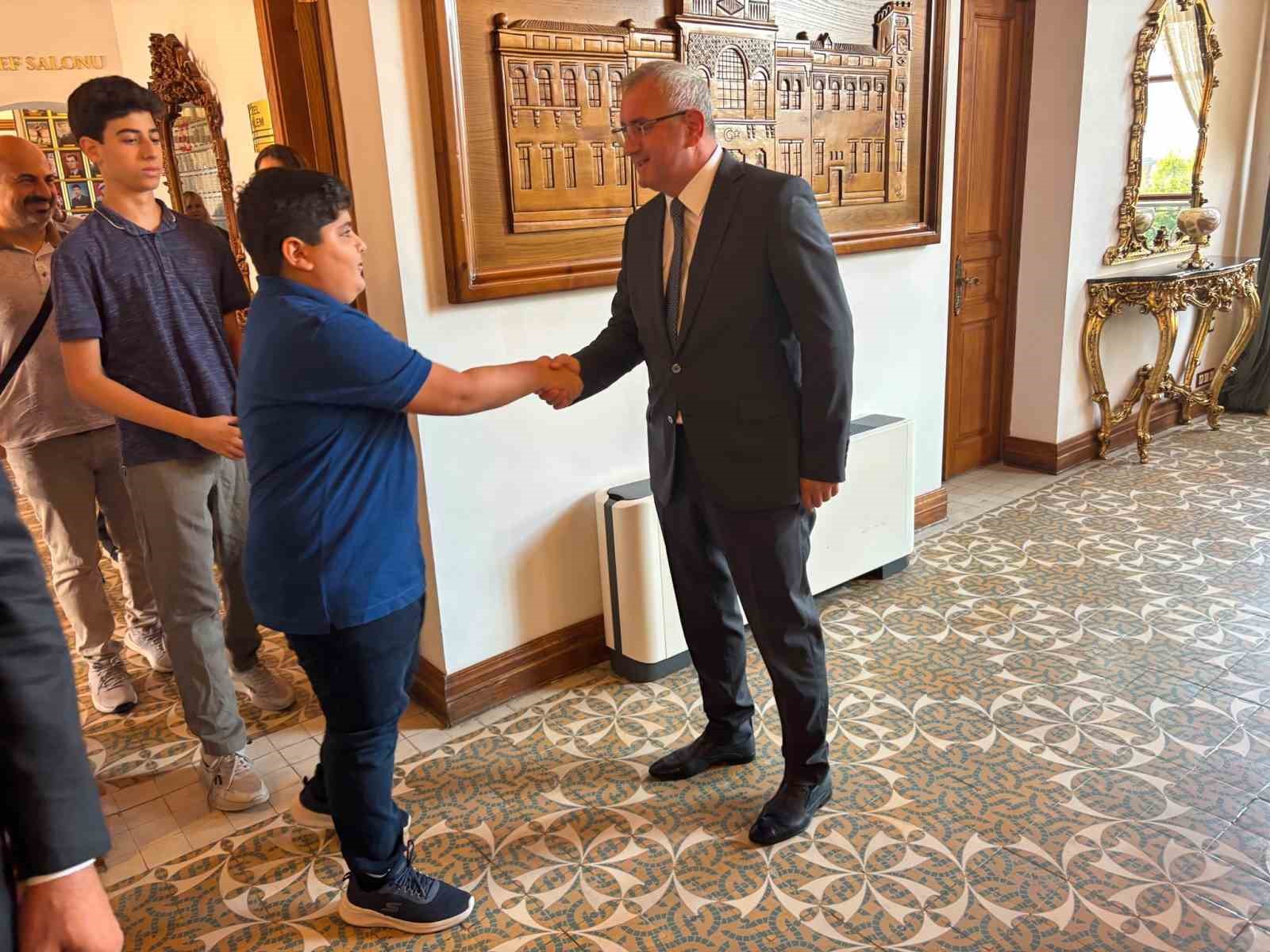 İskenderun’da 2 öğrenci LGS’den tam puan aldı