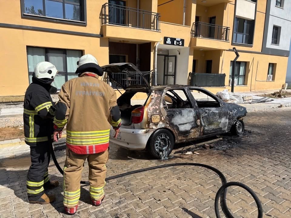 Kırıkhan’da park halindeki FİAT alevlere teslim oldu