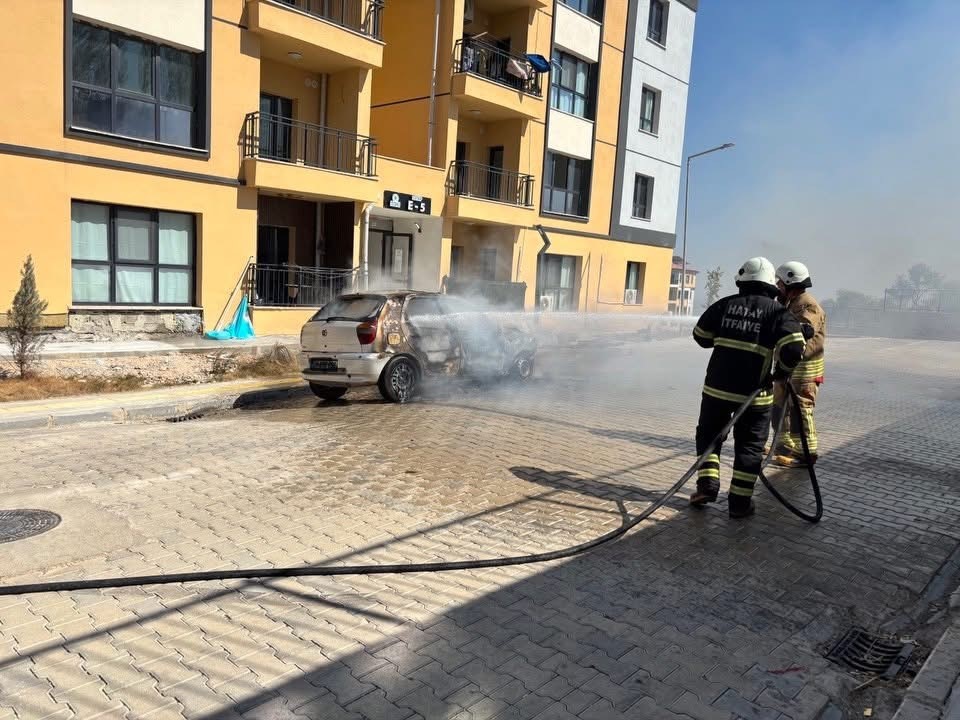 Kırıkhan’da park halindeki FİAT alevlere teslim oldu