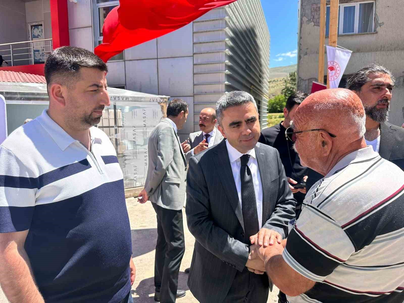 Pazaryolu’nda üreticilere bin meyve fidanı ve 11 sera naylonu desteği
