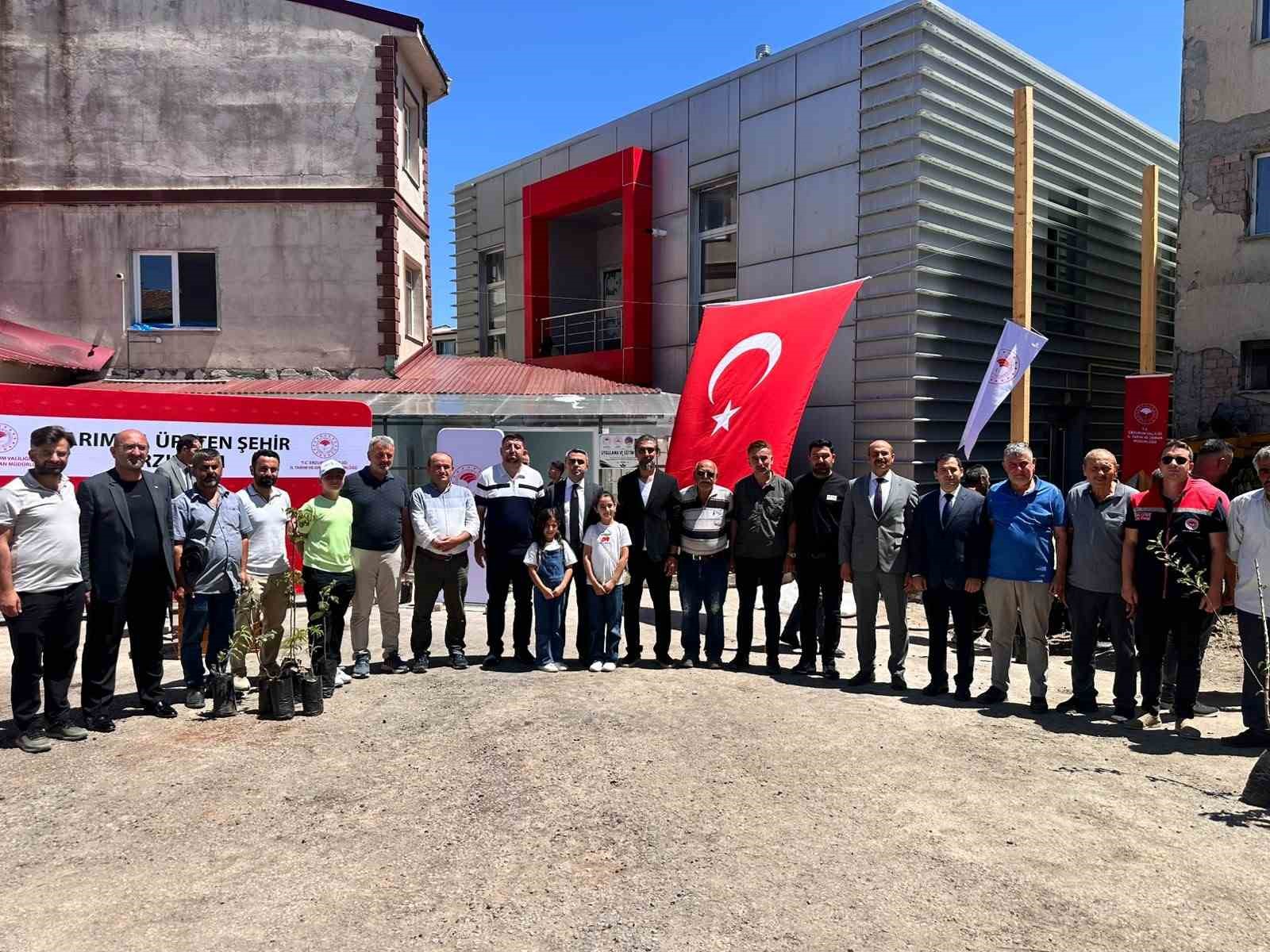 Pazaryolu’nda üreticilere bin meyve fidanı ve 11 sera naylonu desteği