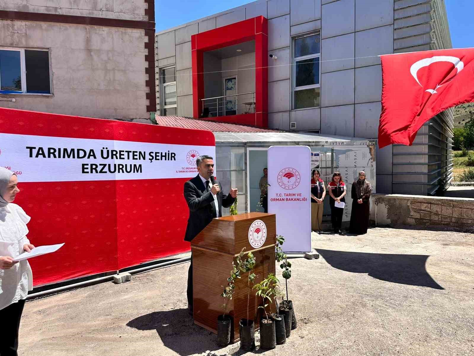 Pazaryolu’nda üreticilere bin meyve fidanı ve 11 sera naylonu desteği