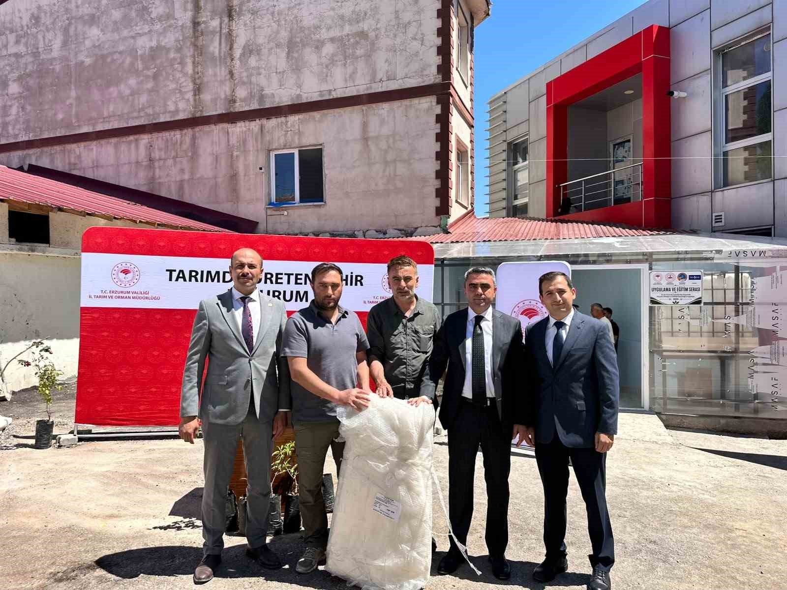 Pazaryolu’nda üreticilere bin meyve fidanı ve 11 sera naylonu desteği