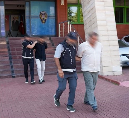 Uyuşturucu suçlarından aranan 2 hükümlü yakalandı