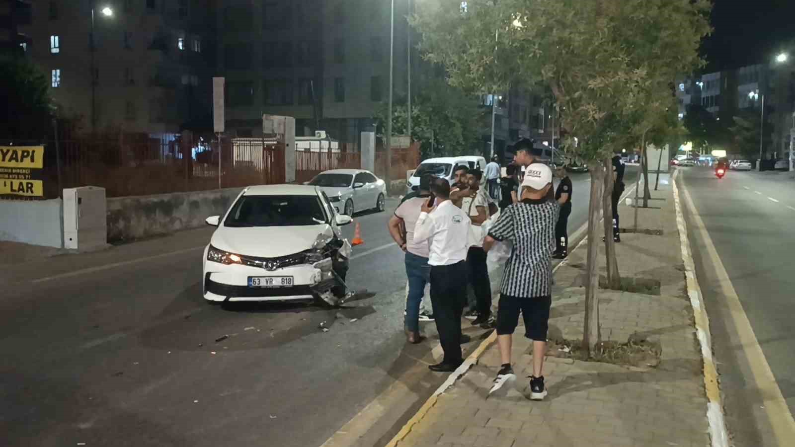 Kaza yapan araçlar polis memurunu ezdi