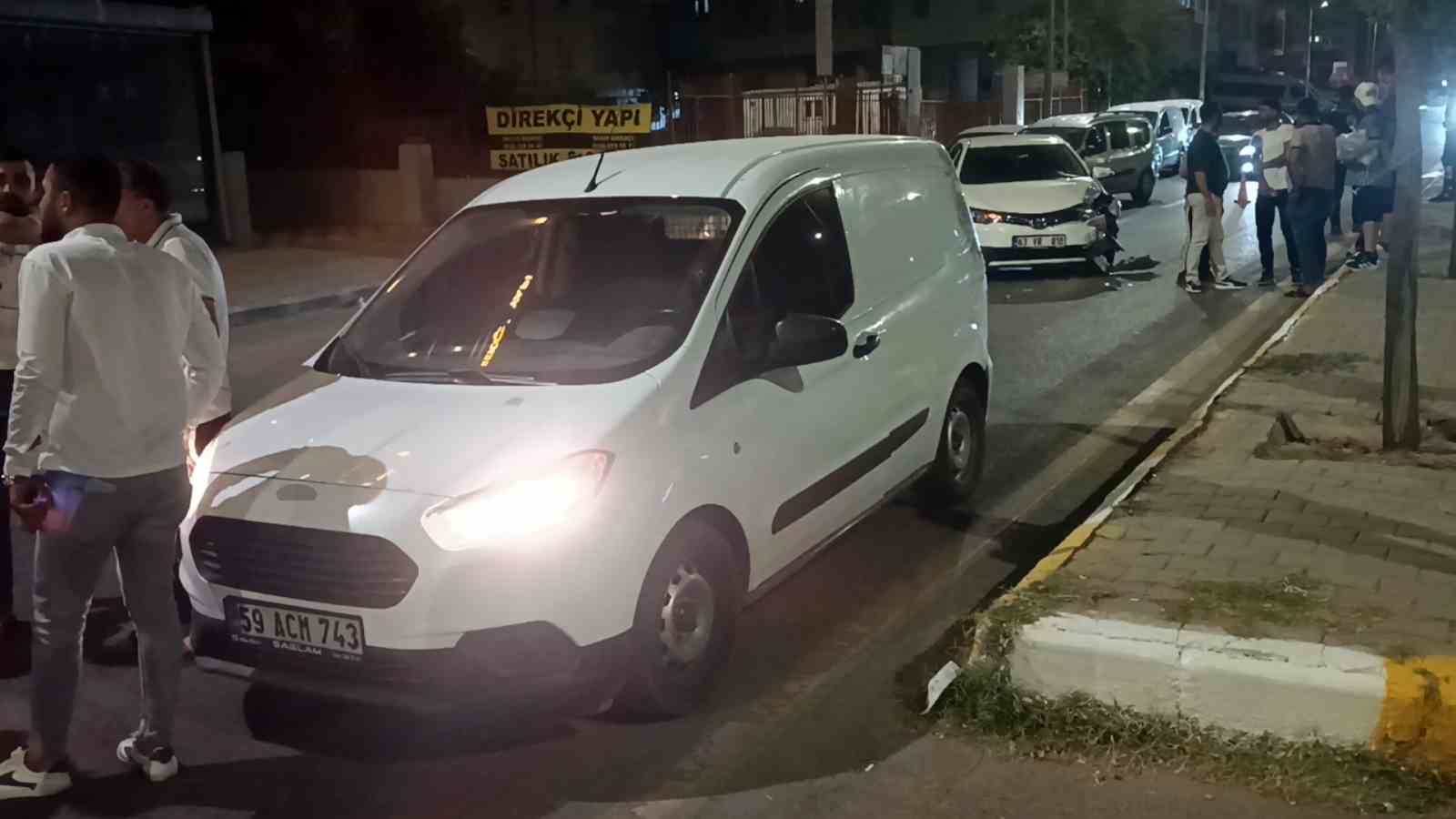 Kaza yapan araçlar polis memurunu ezdi