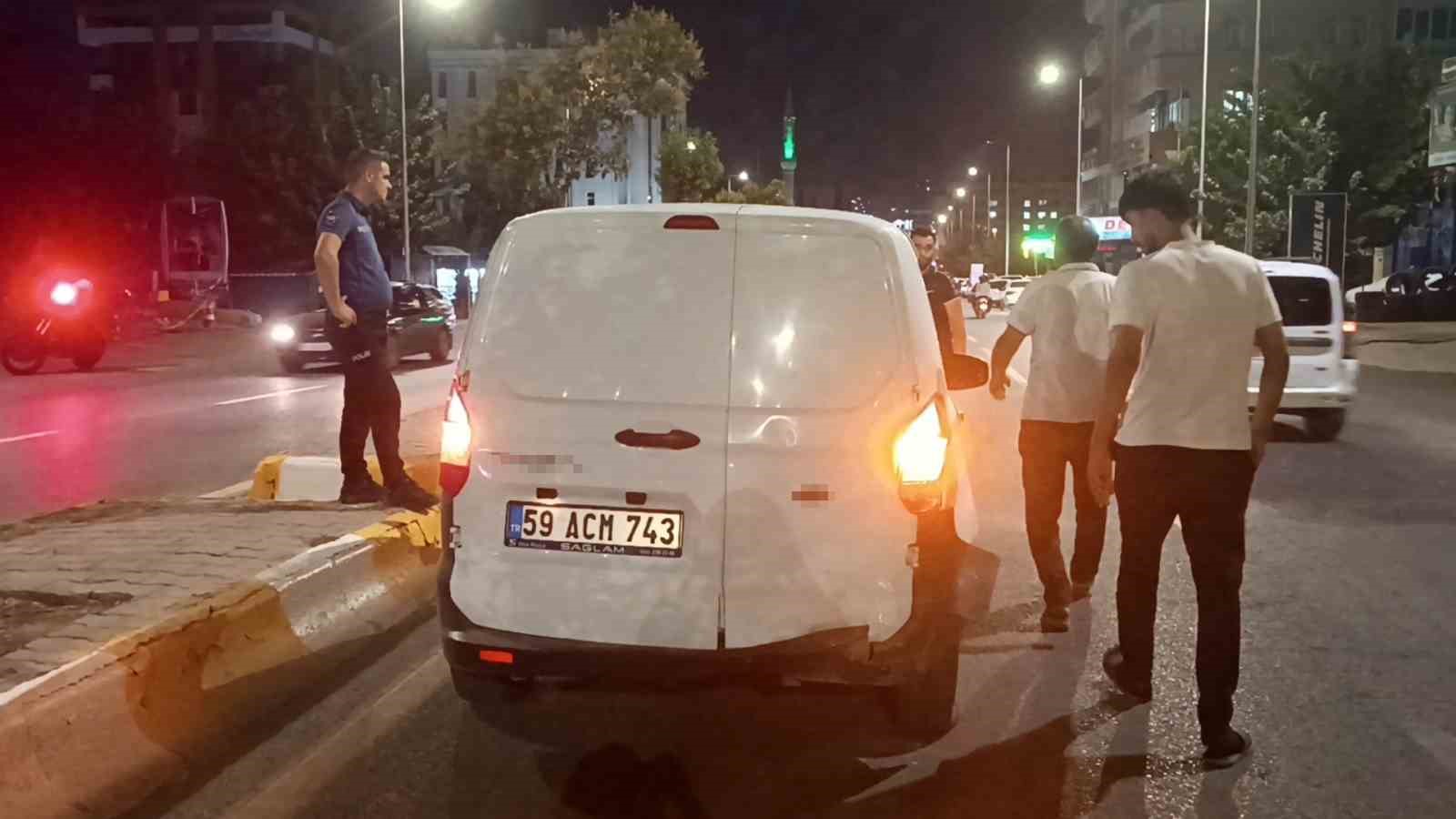 Kaza yapan araçlar polis memurunu ezdi