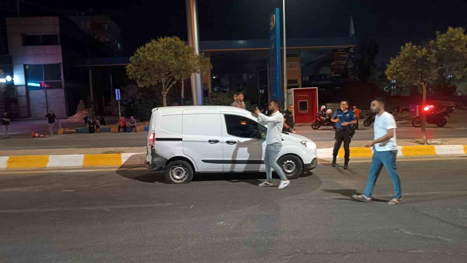 Kaza yapan araçlar polis memurunu ezdi
