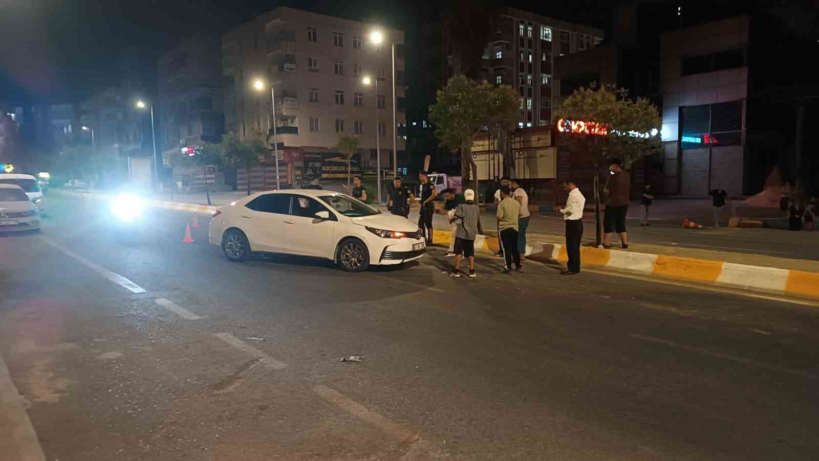 Kaza yapan araçlar polis memurunu ezdi